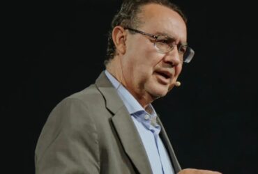 Escritor é pré-candidato e vai concorrer nas eleições de 2026.