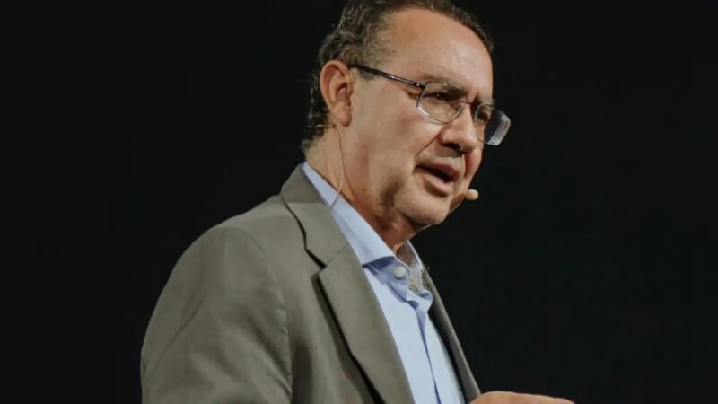 Escritor é pré-candidato e vai concorrer nas eleições de 2026.
