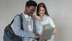 Estudantes universitários de diversas áreas podem se inscrever.
