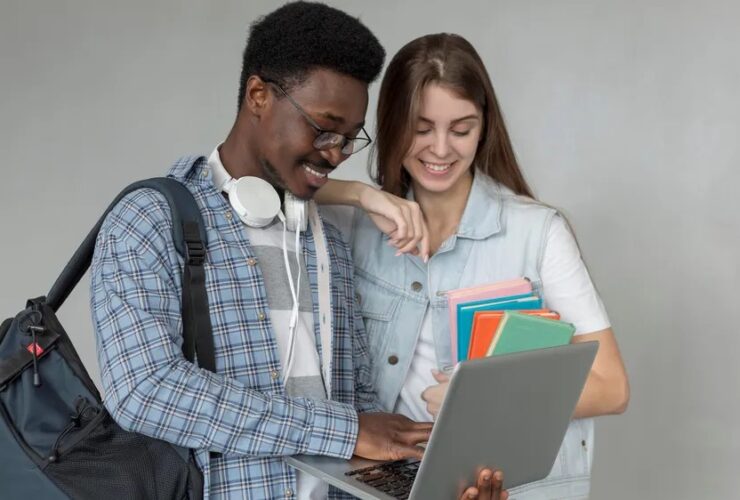 Estudantes universitários de diversas áreas podem se inscrever.