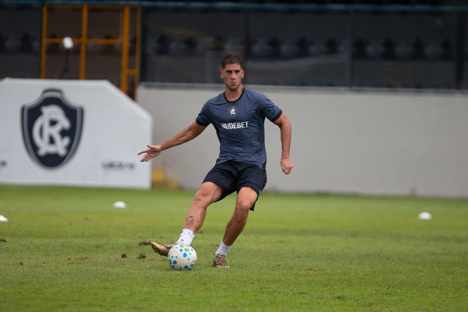 Condé fala em “merecimento”, mas números de Leonel Picco contrastam com banco