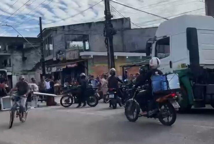 Rodovia foi interditada na manhã desta segunda-feira.