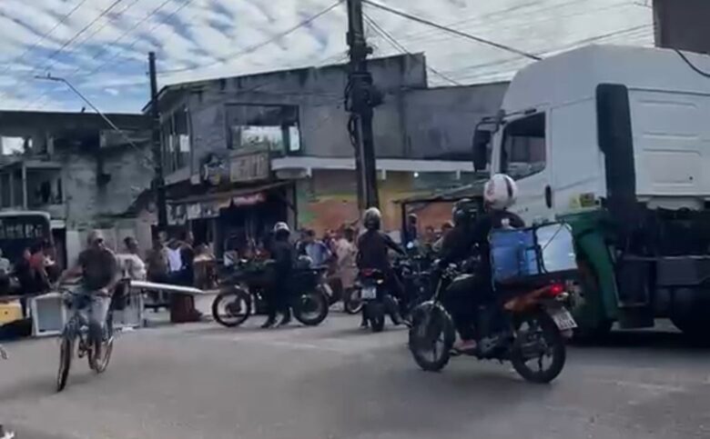 Rodovia foi interditada na manhã desta segunda-feira.