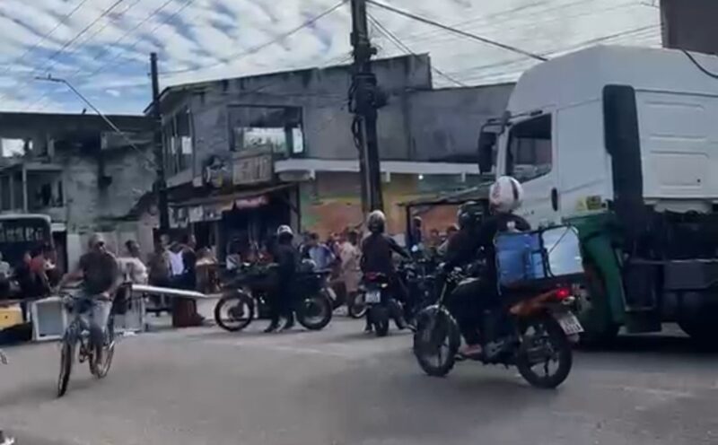 Rodovia foi interditada na manhã desta segunda-feira.