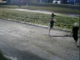 Dupla abordou a mulher dentro do residencial.