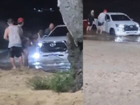 Caminhonete ficou parcialmente submersa.