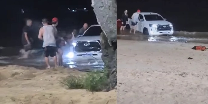 Caminhonete ficou parcialmente submersa.