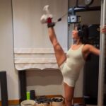 Alane mostrou movimentos de balé durante treino de pernas.