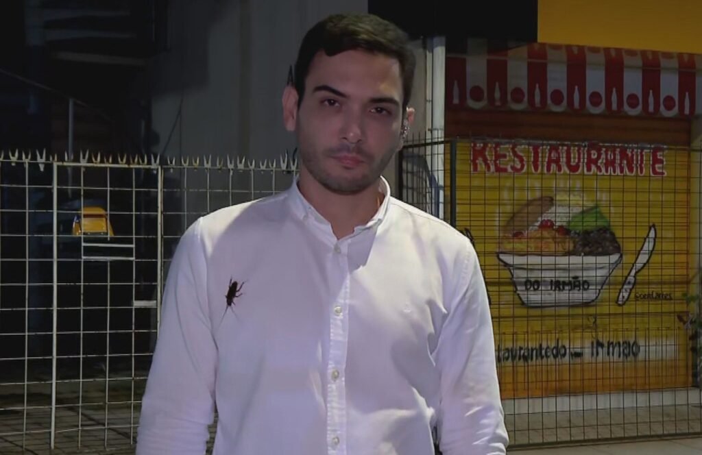 Barata estava na camisa do repórter antes da entrada ao vivo.