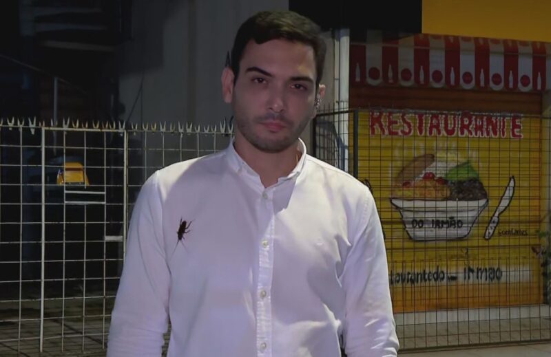 Barata estava na camisa do repórter antes da entrada ao vivo.