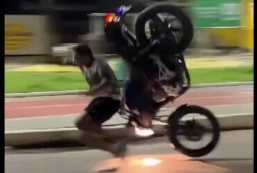 Motociclista perdeu o controle da moto.