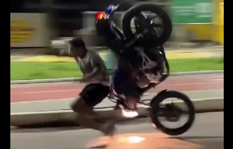 Motociclista perdeu o controle da moto.