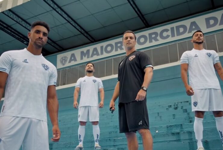 Modelo branco aposta em design clean, tecnologia no tecido e simboliza momento de luta e superação do clube.