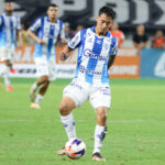 Jogador do Paysandu domina a bola.