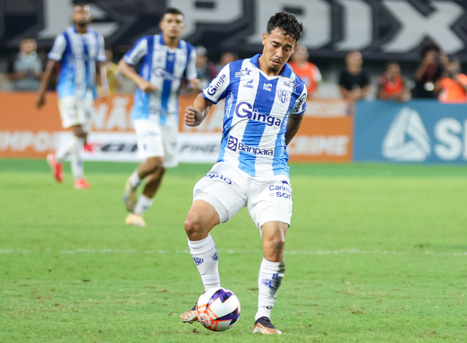 Jogador do Paysandu domina a bola.