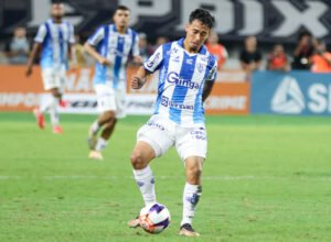 Jogador do Paysandu domina a bola.