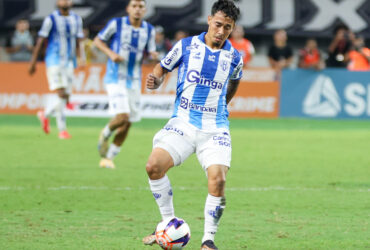 Jogador do Paysandu domina a bola.