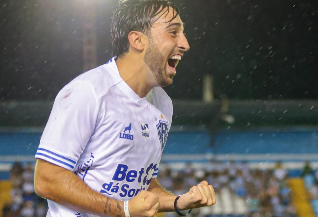 Jogador comemora gol