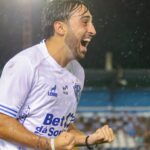 Jogador comemora gol