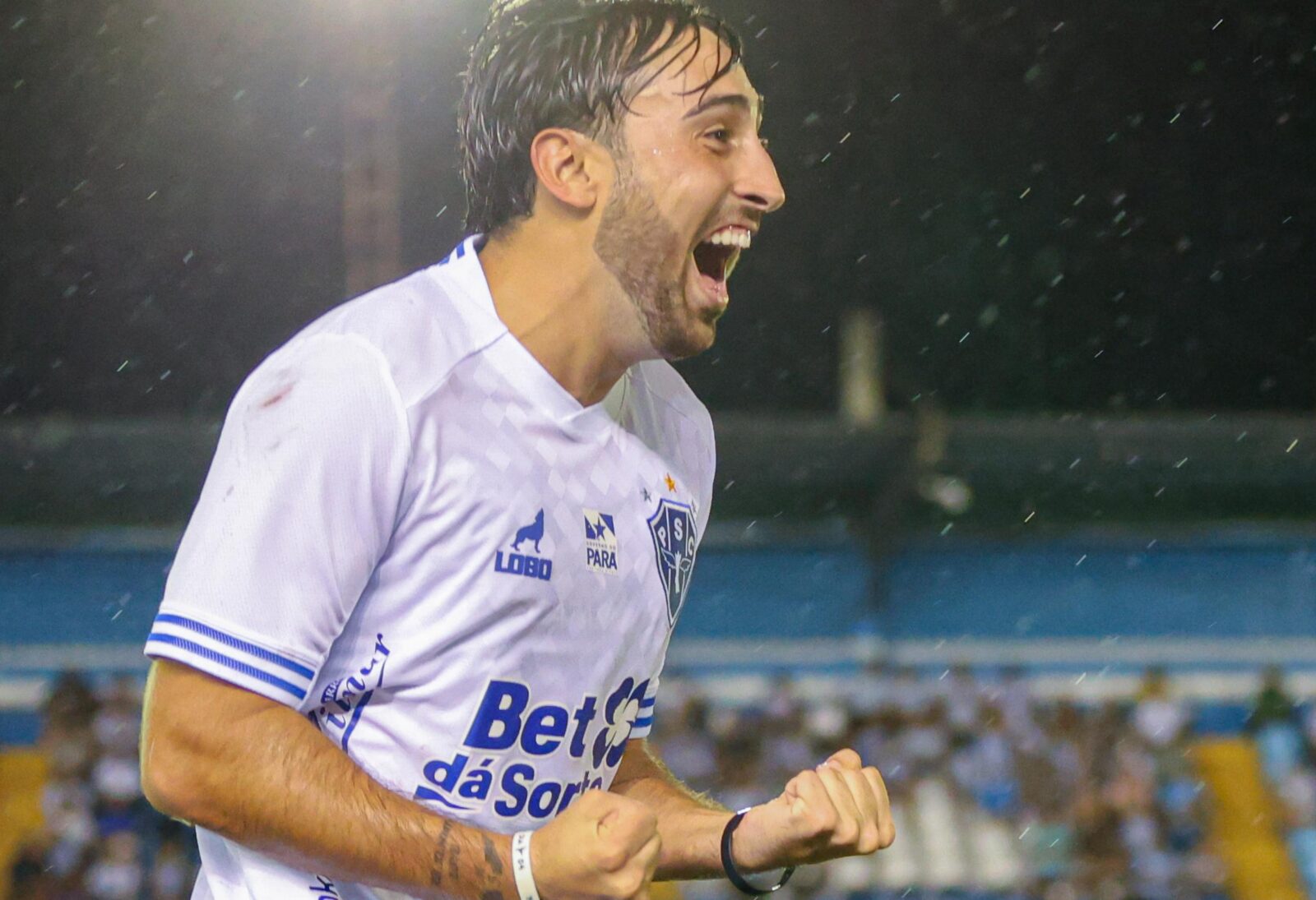 Jogador comemora gol