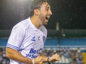 Jogador comemora gol