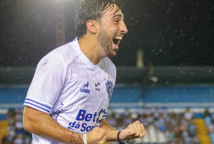 Jogador comemora gol