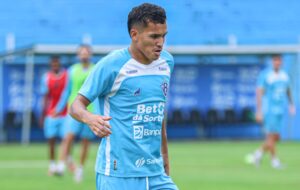 Juninho, centroavante do Paysandu, treinando na Curuzu.