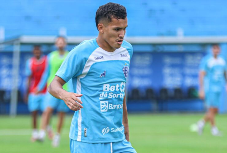 Juninho, centroavante do Paysandu, treinando na Curuzu.
