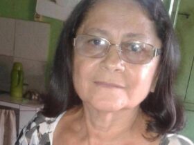 Professora foi encontrada morta dentro da própria casa.