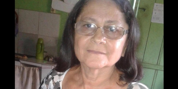 Professora foi encontrada morta dentro da própria casa.