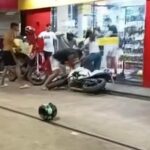 Caso foi regitrado em vídeo em um posto de combustíveis.