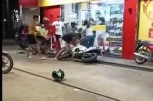 Caso foi regitrado em vídeo em um posto de combustíveis.