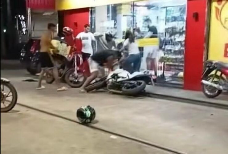 Caso foi regitrado em vídeo em um posto de combustíveis.