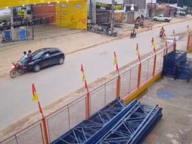 Família estava em uma moto quando foi atingida por um veículo.