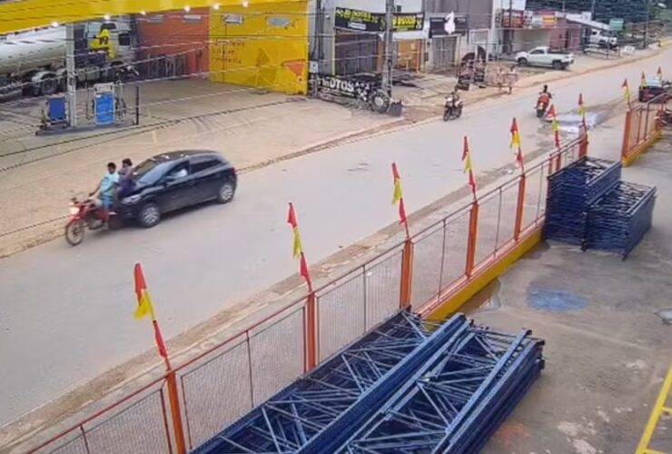 Família estava em uma moto quando foi atingida por um veículo.