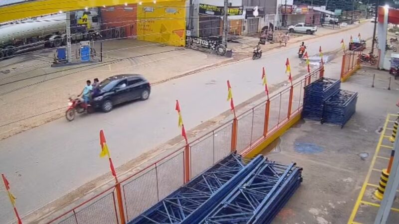 Família estava em uma moto quando foi atingida por um veículo.