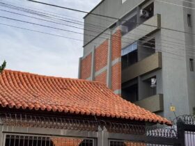 Muro gigante divide opinões na internet.