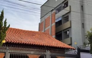 Muro gigante divide opinões na internet.