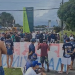 Torcedores do Remo reunidos em protesto em frente ao aeroporto de Belém