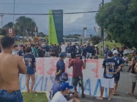 Torcedores do Remo reunidos em protesto em frente ao aeroporto de Belém
