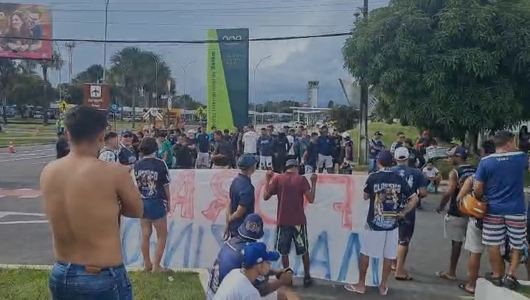 Torcedores do Remo reunidos em protesto em frente ao aeroporto de Belém
