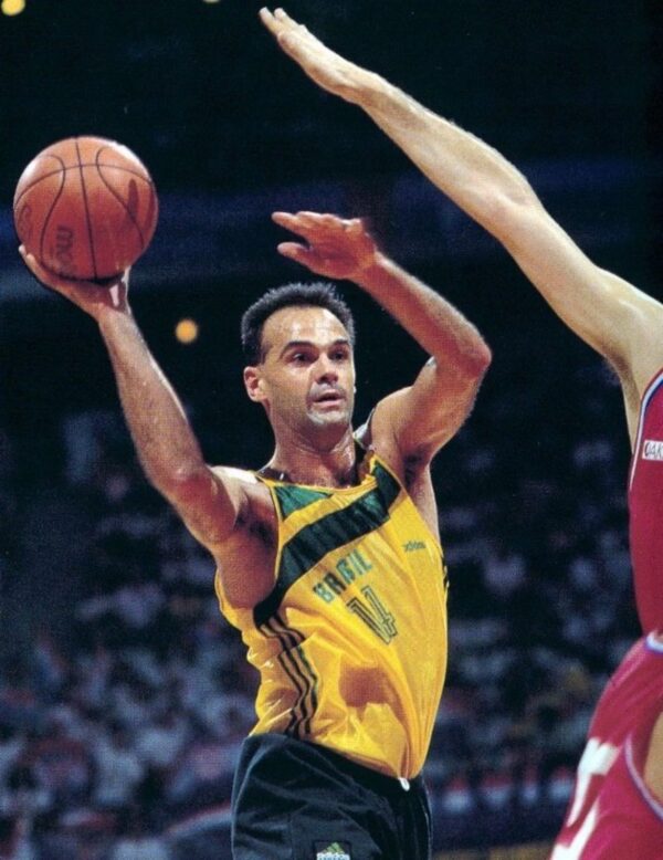 Morre Oscar Schmidt, maior ídolo do basquete brasileiro