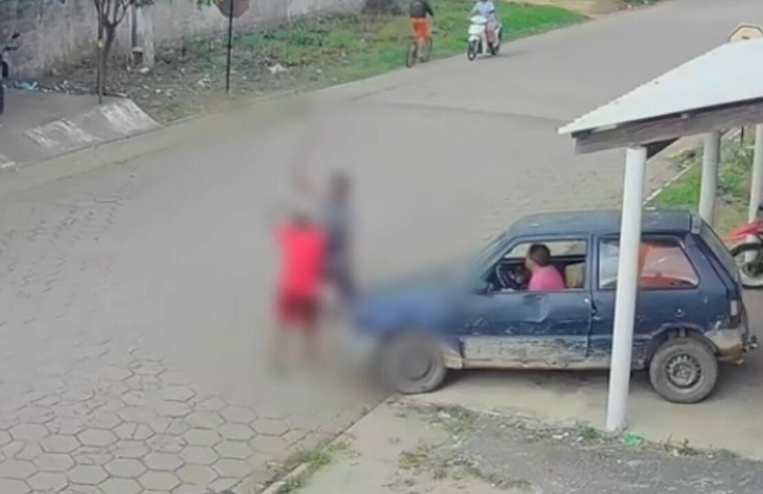 Imagens de segurança registraram o momento em que o agressor surpreende a vítima na Rua 12 de Julho.