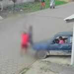 Imagens de segurança registraram o momento em que o agressor surpreende a vítima na Rua 12 de Julho.