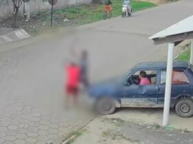 Imagens de segurança registraram o momento em que o agressor surpreende a vítima na Rua 12 de Julho.