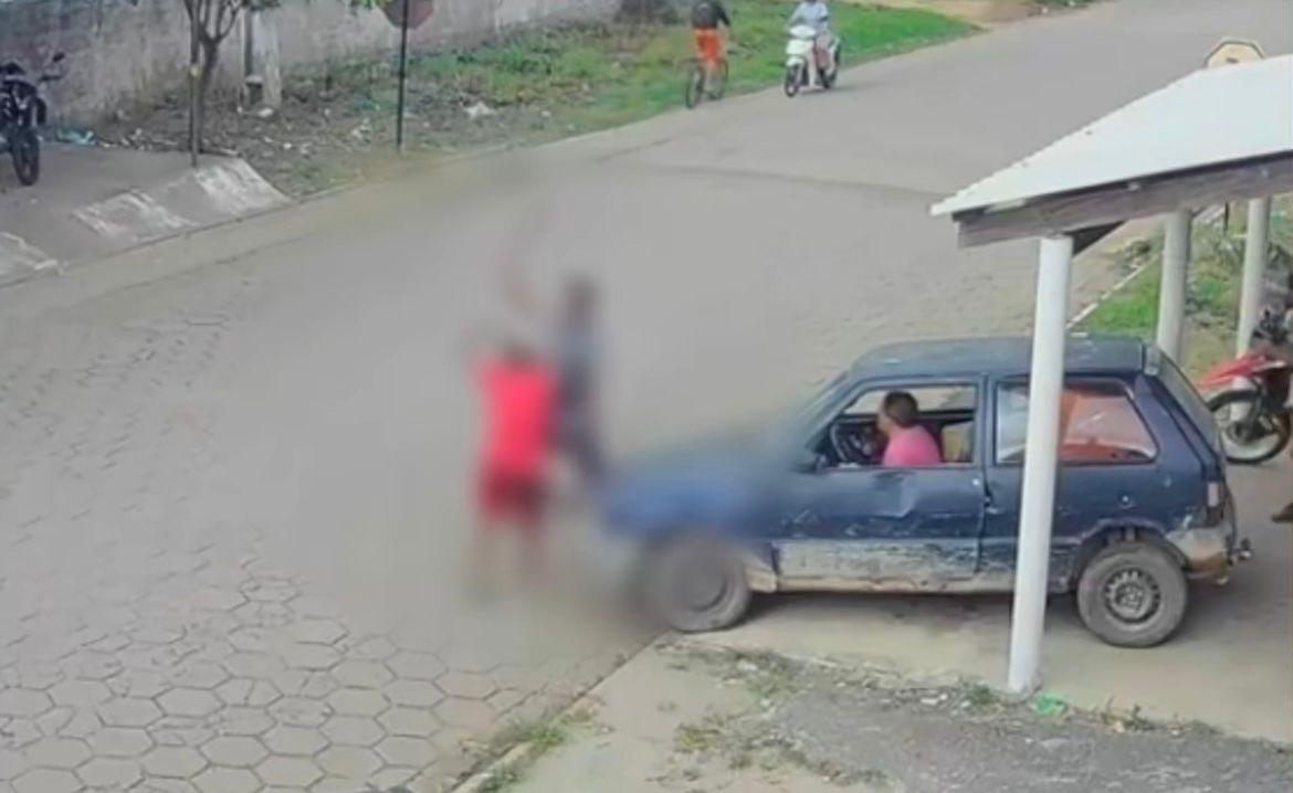 Imagens de segurança registraram o momento em que o agressor surpreende a vítima na Rua 12 de Julho.