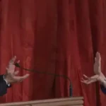 Emmanuel Macron e premiê japonesa fazendo o gesto de Dragon Ball