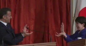 Emmanuel Macron e premiê japonesa fazendo o gesto de Dragon Ball