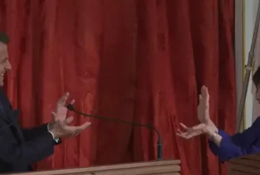 Emmanuel Macron e premiê japonesa fazendo o gesto de Dragon Ball