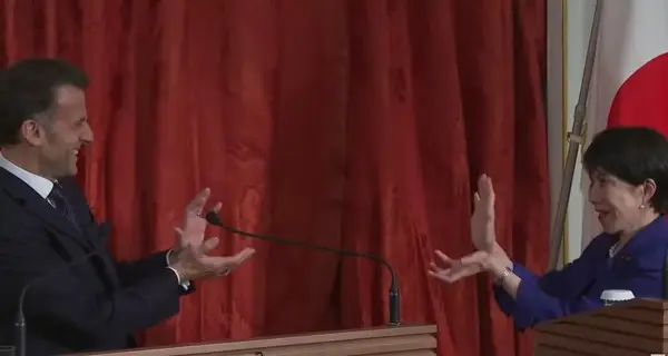 Emmanuel Macron e premiê japonesa fazendo o gesto de Dragon Ball